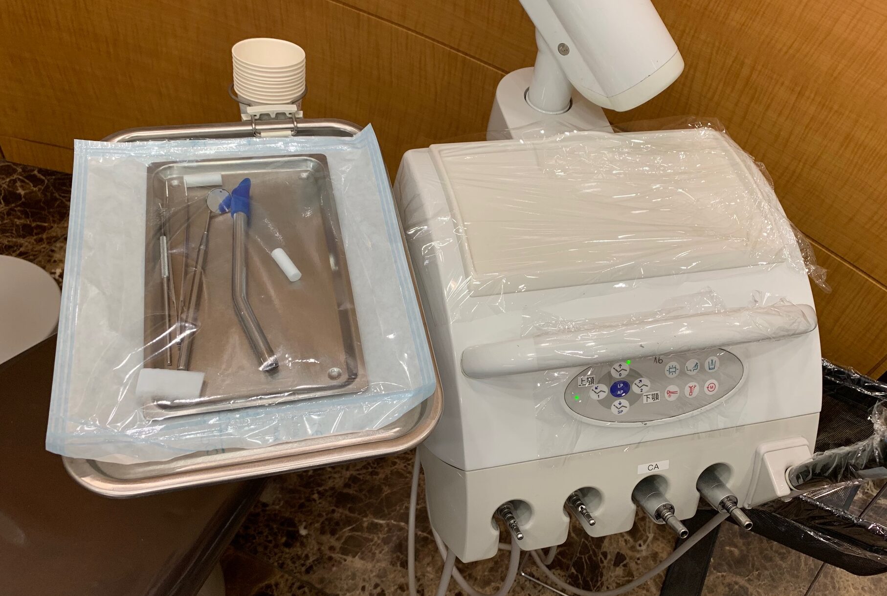 診察台や操作パネルの感染対策